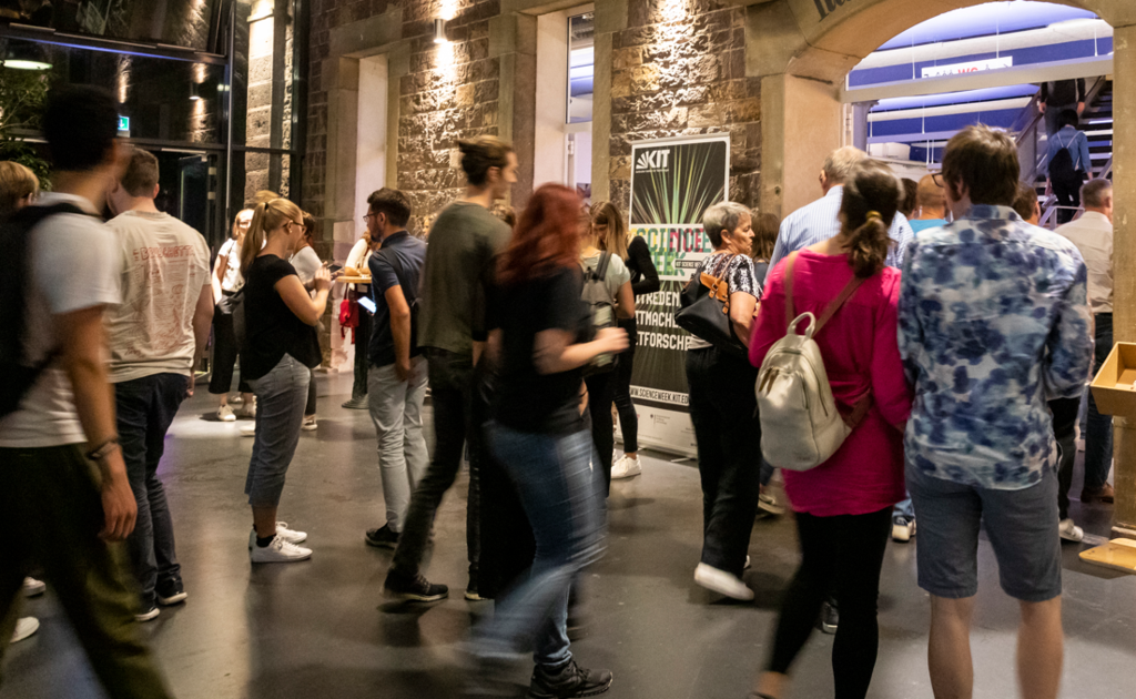 Menschen bei der KIT Science Week die sich miteinander unterhalten